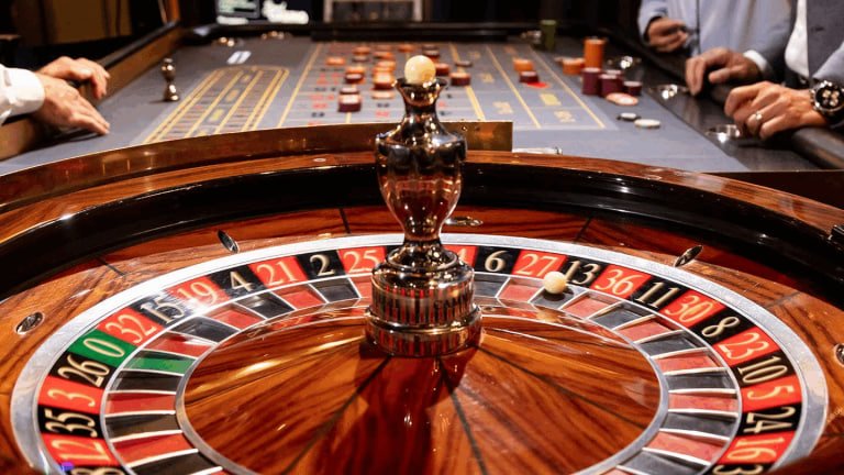 Layar live dealer mega228 menampilkan meja roulette dengan siaran multi-kamera